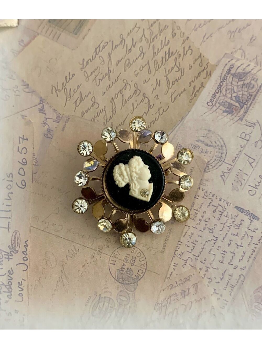Vintage Elegant Cameo Brooch with Sparkling Rhinestones - Classic Pin Accessory
